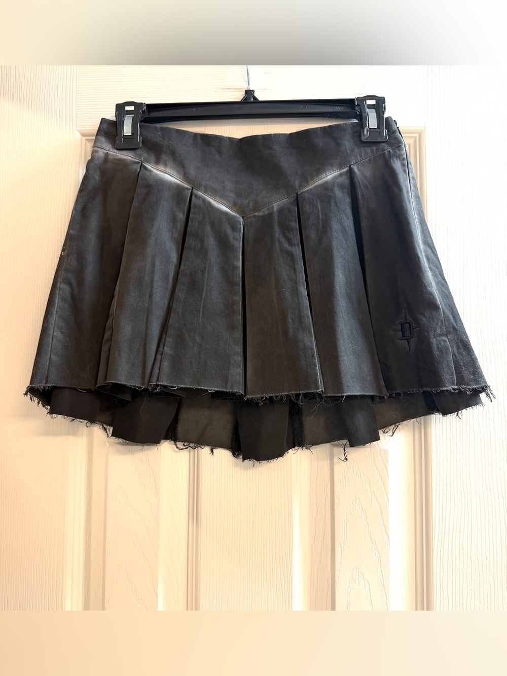 DARKER WAVS FLANGER TWILL CONTRAST PLEATED
SKIRT